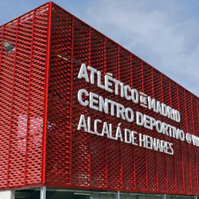 Revestimiento de la fachada de metal expandido del Centro Deportivo Atlético de Madrid