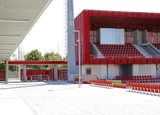 Valla y revestimiento mural de metal estirado pintado de rojo