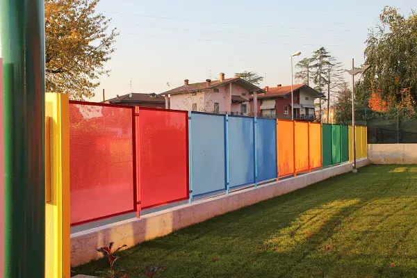 Paneles del vallado de cierre pintados en colores y unidos entre sí
